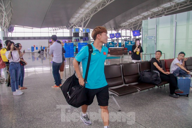HLV Park Hang Seo béo má Văn Hậu, đón học trò ở sân bay - ảnh 13