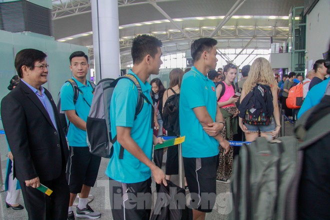HLV Park Hang Seo béo má Văn Hậu, đón học trò ở sân bay - ảnh 1