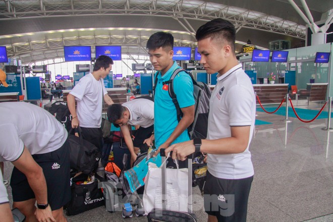 HLV Park Hang Seo béo má Văn Hậu, đón học trò ở sân bay - ảnh 7