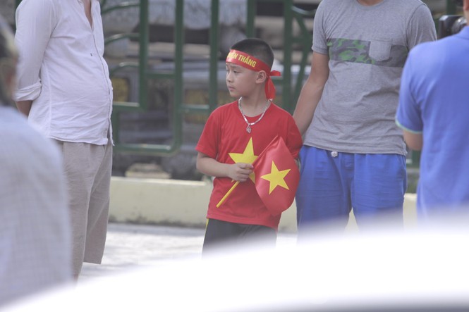 Người hâm mộ 'nhuộm đỏ' đại lộ Hùng Vương đón U23 Việt Nam - ảnh 5