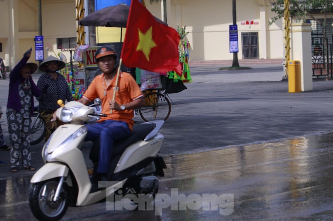 Người hâm mộ 'nhuộm đỏ' đại lộ Hùng Vương đón U23 Việt Nam - ảnh 6