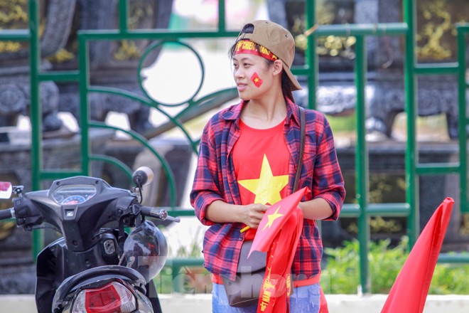 Người hâm mộ 'nhuộm đỏ' đại lộ Hùng Vương đón U23 Việt Nam - ảnh 11