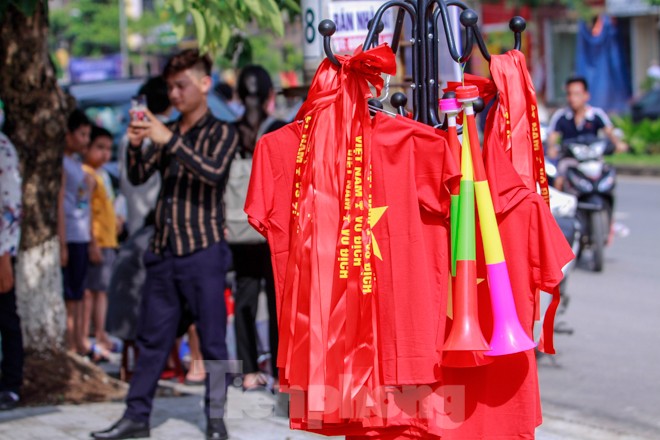 Người hâm mộ 'nhuộm đỏ' đại lộ Hùng Vương đón U23 Việt Nam - ảnh 15