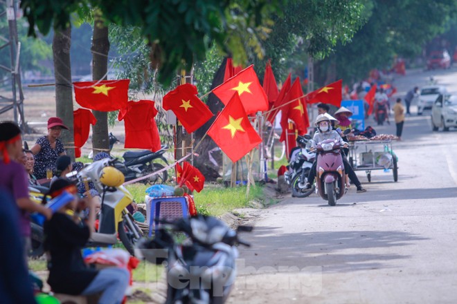 Người hâm mộ 'nhuộm đỏ' đại lộ Hùng Vương đón U23 Việt Nam - ảnh 1