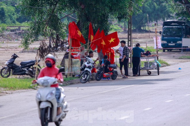 Người hâm mộ 'nhuộm đỏ' đại lộ Hùng Vương đón U23 Việt Nam - ảnh 2