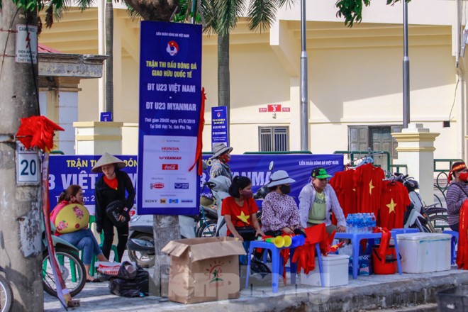 Người hâm mộ 'nhuộm đỏ' đại lộ Hùng Vương đón U23 Việt Nam - ảnh 3