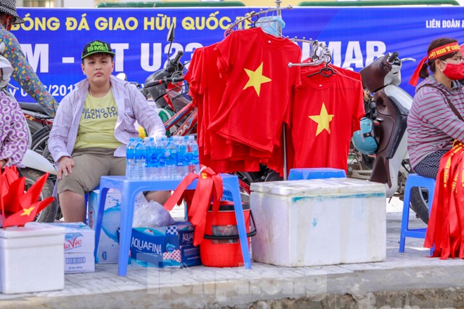Người hâm mộ 'nhuộm đỏ' đại lộ Hùng Vương đón U23 Việt Nam - ảnh 4