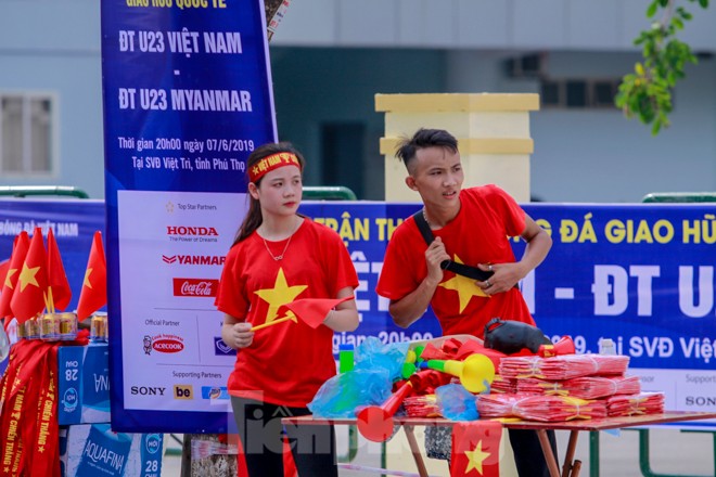 Người hâm mộ 'nhuộm đỏ' đại lộ Hùng Vương đón U23 Việt Nam - ảnh 7
