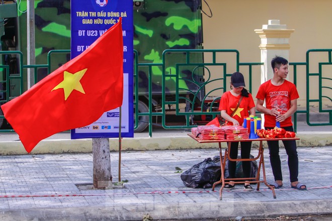Người hâm mộ 'nhuộm đỏ' đại lộ Hùng Vương đón U23 Việt Nam - ảnh 8