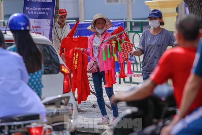 Người hâm mộ 'nhuộm đỏ' đại lộ Hùng Vương đón U23 Việt Nam - ảnh 9