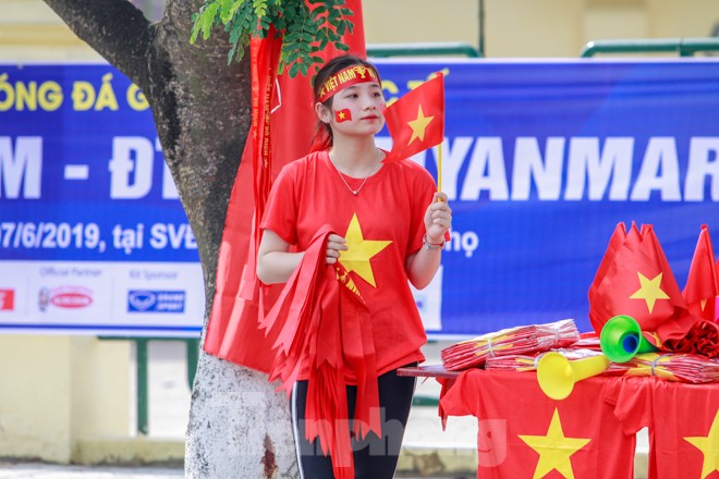 Người hâm mộ 'nhuộm đỏ' đại lộ Hùng Vương đón U23 Việt Nam - ảnh 10