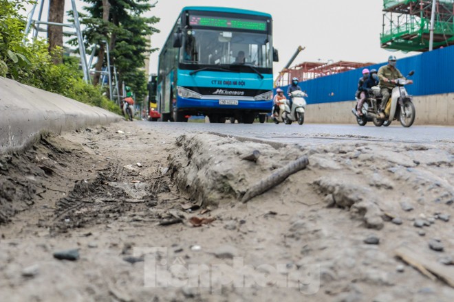 Hiểm họa từ nắp hố ga 'tử thần' trên đường vành đai 3 - ảnh 11