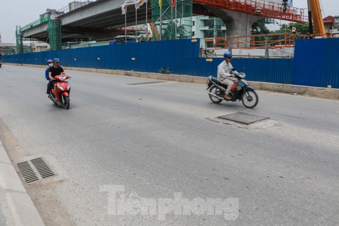 Hiểm họa từ nắp hố ga 'tử thần' trên đường vành đai 3 - ảnh 1