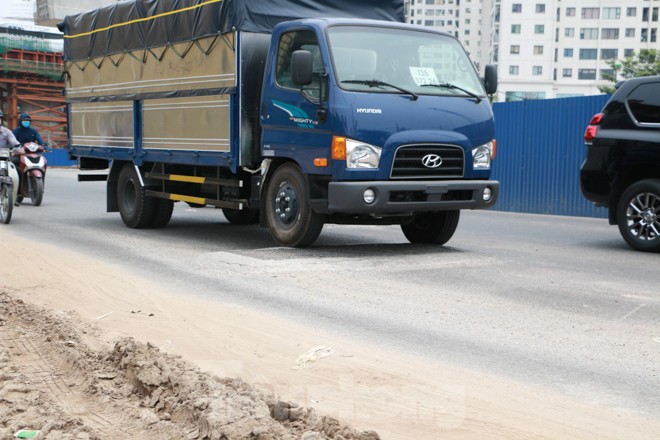 Hiểm họa từ nắp hố ga 'tử thần' trên đường vành đai 3 - ảnh 4