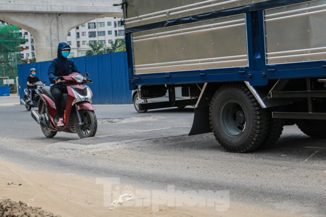 Hiểm họa từ nắp hố ga 'tử thần' trên đường vành đai 3 - ảnh 5
