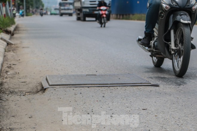 Hiểm họa từ nắp hố ga 'tử thần' trên đường vành đai 3 - ảnh 7