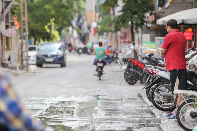 Hà Nội trở lại nắng nóng sau ngày mưa dông - ảnh 13