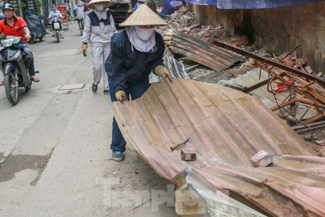 Sau một tuần, hiện trường vụ cháy Công ty Rạng Đông mới được phủ bạt - ảnh 10