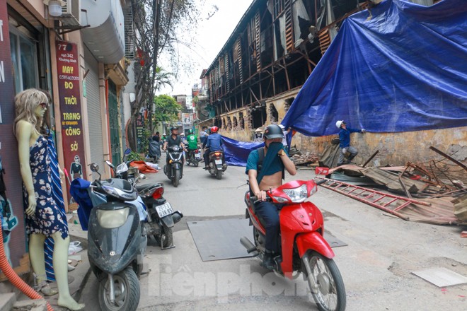 Sau một tuần, hiện trường vụ cháy Công ty Rạng Đông mới được phủ bạt - ảnh 2