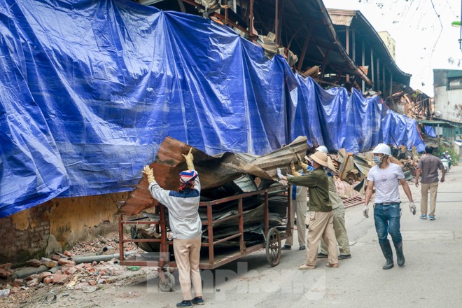 Sau một tuần, hiện trường vụ cháy Công ty Rạng Đông mới được phủ bạt - ảnh 6
