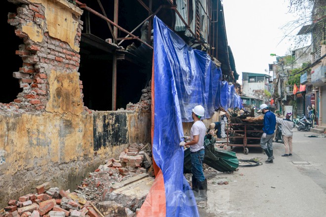 Sau một tuần, hiện trường vụ cháy Công ty Rạng Đông mới được phủ bạt - ảnh 7