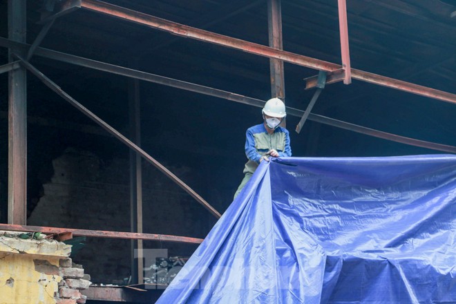 Sau một tuần, hiện trường vụ cháy Công ty Rạng Đông mới được phủ bạt - ảnh 8