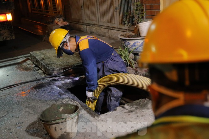 Xuyên đêm hút bùn, nước thải quanh Công ty Rạng Đông - ảnh 8