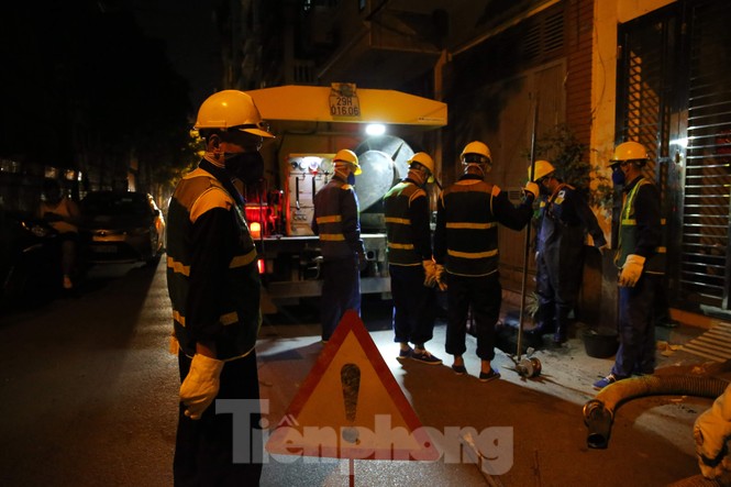 Xuyên đêm hút bùn, nước thải quanh Công ty Rạng Đông - ảnh 6