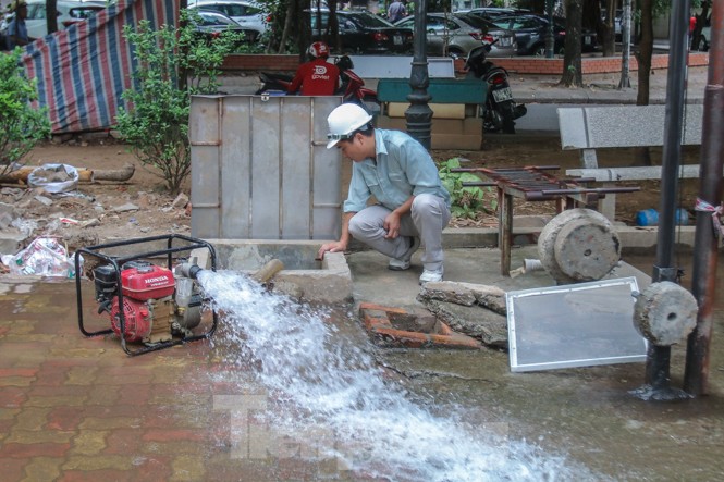 Chung cư Hà Nội súc xả bể nước sau sự cố nhiễm bẩn - ảnh 1