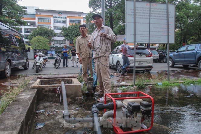 Chung cư Hà Nội súc xả bể nước sau sự cố nhiễm bẩn - ảnh 2