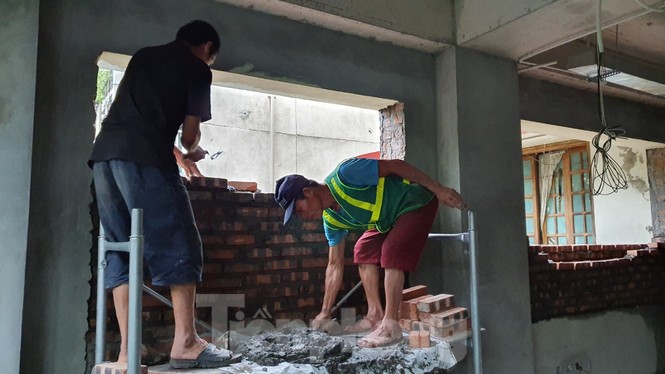 Tiến hành bịt gần 40 ô cửa sổ công trình mở sang hộ liền kề - ảnh 3