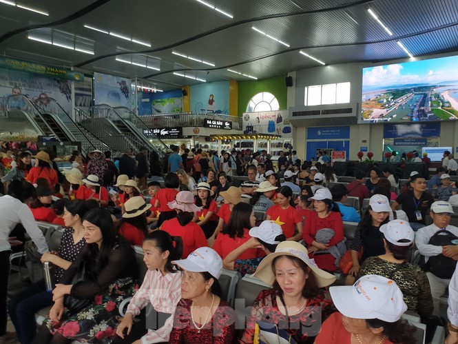 Chen nhau tắm biển trong ngày đầu tiên nghỉ lễ ở Hạ Long - ảnh 9