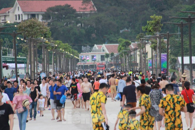 Chen nhau tắm biển trong ngày đầu tiên nghỉ lễ ở Hạ Long - ảnh 1