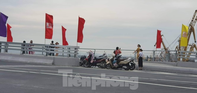 Người dân vô tư đỗ xe để “check in” trên cây cầu hiện đại nhất Hải Phòng - ảnh 3