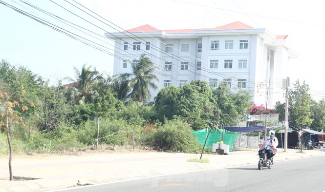 Làm “đường chồng đường” để thu hồi, bán đấu giá đất của dân? - ảnh 1