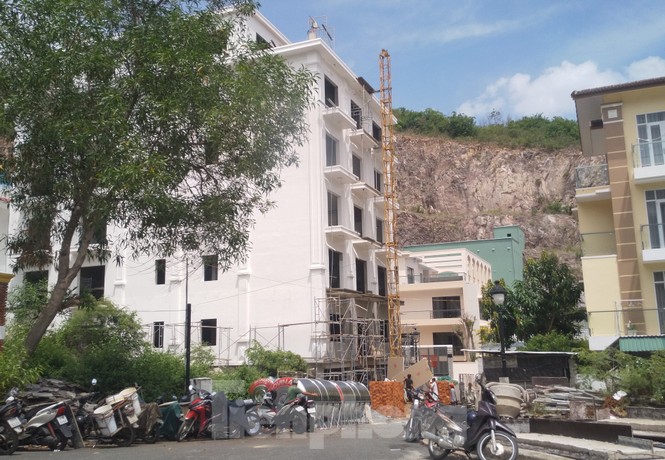 Bị lập chốt chặn, khu biệt thự Ocean View Nha Trang vẫn ngang nhiên xây dựng trái phép - ảnh 3