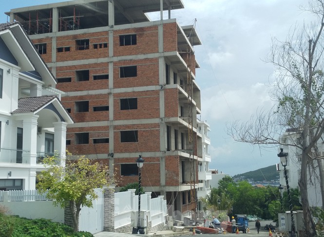 Bị lập chốt chặn, khu biệt thự Ocean View Nha Trang vẫn ngang nhiên xây dựng trái phép - ảnh 2
