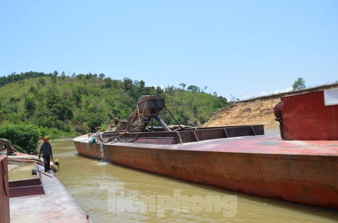 Cùng cảnh sát đường thủy truy quét 'cát tặc' trên Tây Nguyên - ảnh 5