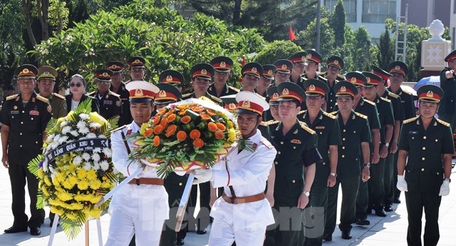 Truy điệu, an táng hài cốt 14 liệt sĩ hy sinh tại Lào và Campuchia - ảnh 1