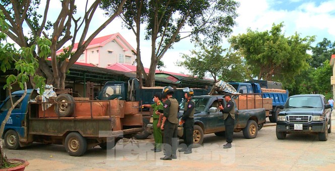 Cảnh sát hình sự dùng quả nổ trấn áp khi bị nhóm lâm tặc lao xe vào - ảnh 1