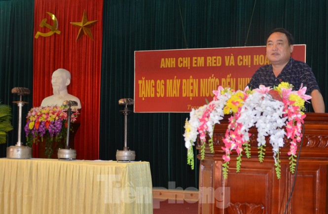 Tặng 96 máy phát điện cho các thôn nghèo huyện Trạm Tấu - ảnh 6