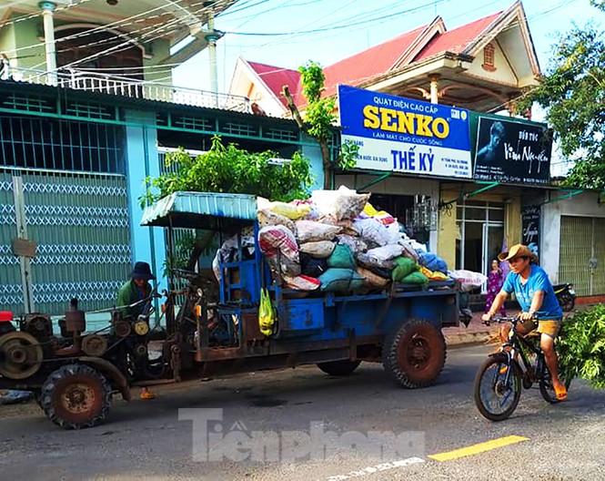 Xe cày hối hả chở rác 'giải cứu' thị trấn cao nguyên - ảnh 2