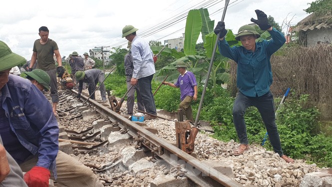 Công nhân đường sắt làm thông trưa khắc phục sự cố lật tàu tại Nam Định - ảnh 6