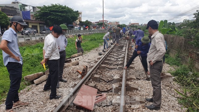 Công nhân đường sắt làm thông trưa khắc phục sự cố lật tàu tại Nam Định - ảnh 7