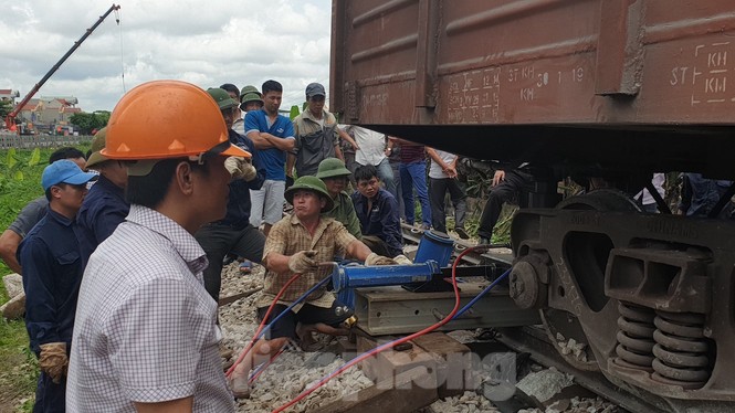 Công nhân đường sắt làm thông trưa khắc phục sự cố lật tàu tại Nam Định - ảnh 3