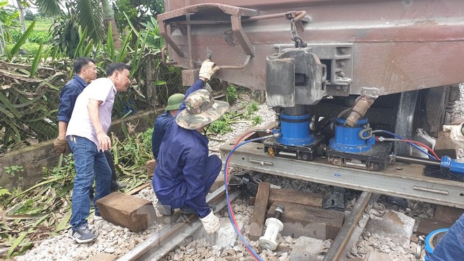 Công nhân đường sắt làm thông trưa khắc phục sự cố lật tàu tại Nam Định - ảnh 4