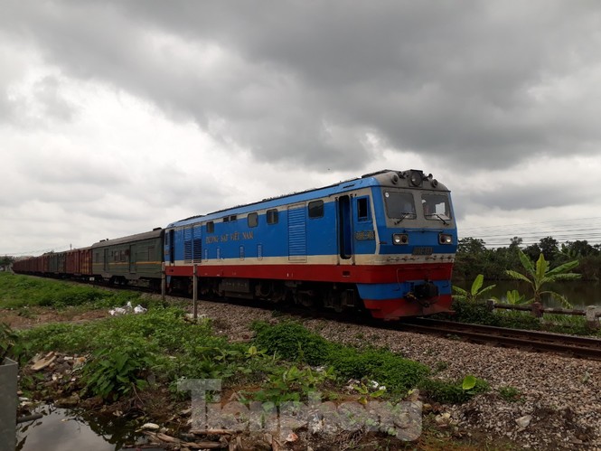 Công nhân đường sắt làm thông trưa khắc phục sự cố lật tàu tại Nam Định - ảnh 1