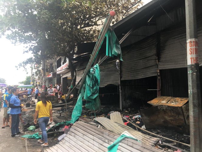 Thanh Hóa: 'Bà hỏa' thiêu rụi ba cửa hàng đồ chơi và quần áo - ảnh 1