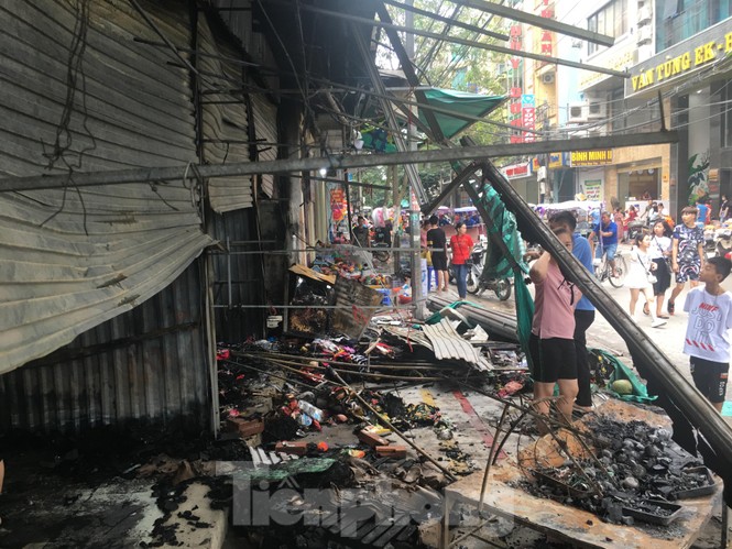 Thanh Hóa: 'Bà hỏa' thiêu rụi ba cửa hàng đồ chơi và quần áo - ảnh 2
