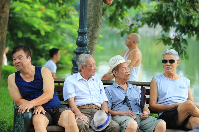 Nhộn nhịp quang cảnh tập thể dục buổi sáng bên Hồ Gươm - ảnh 11